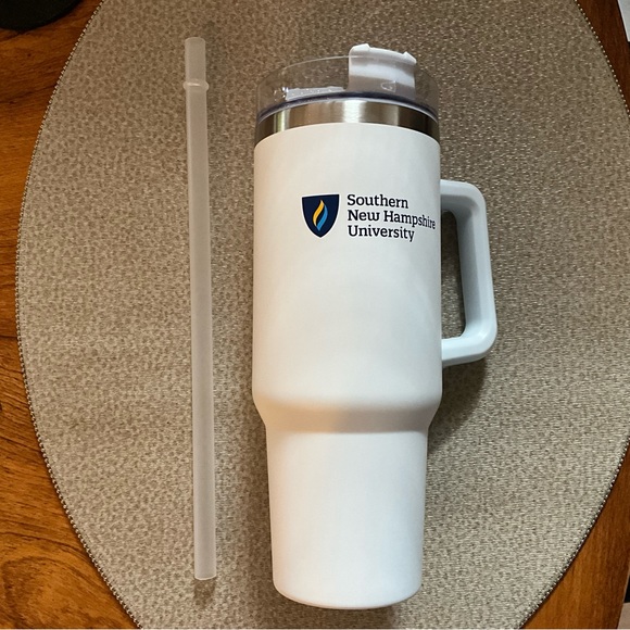 40 ounce tumbler mug with handle and straw. - Picture 4 of 6